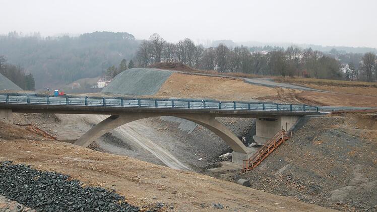 Die fünfte der sechs neuen Brücken an der Ortsumfahrung Untersteinach ist fertiggestellt. Über sie ist See nun wieder direkt aus dem Hauptort zu erreichen. Foto: Klaus Klaschka