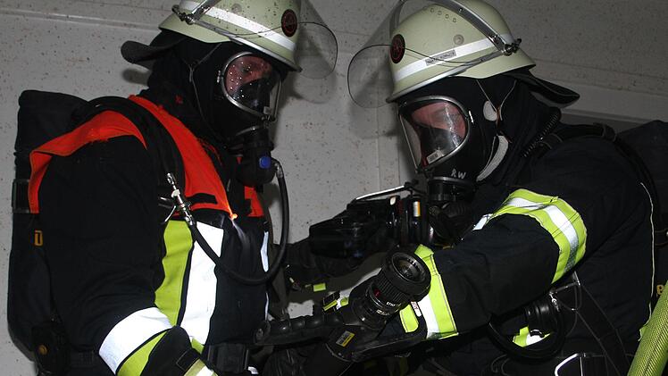 Atemschutzgeräteträger drangen ins Innere des Hauses vor.  Foto: Sonny Adam