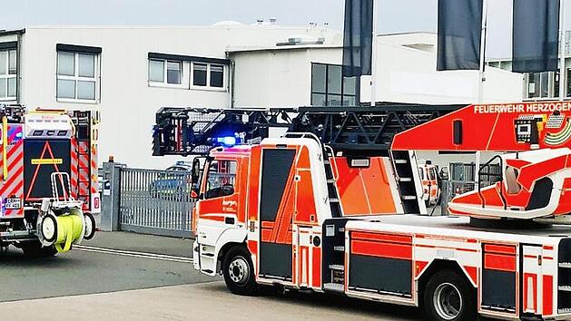 Oft mussten die umliegenden Feuerwehren in den vergangenen Monaten zu Fehlalarmen zu Adidas anr&uuml;cken.  Foto: Sebastian Weber