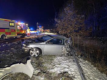 Schwerer Unfall auf der A70: Lastwagen rammt Pannenfahrzeug