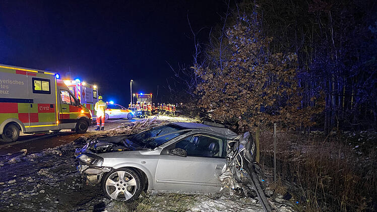 Schwerer Unfall auf der A70: Lastwagen rammt Pannenfahrzeug
