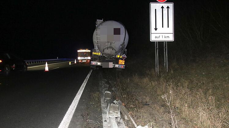 Tanklaster verkeilt sich - Spektakul&auml;re Bergung auf der B289 bei Gro&szlig;heirath