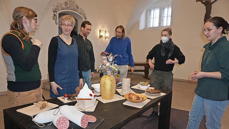 Das Rhöner Künstlerkolletiv hat in Bischofsheim einen Kunst-Genuss, ein Büfett voll künstlerischer Leckereien aufgebaut. Die Ausstellung ist bis auf weiteres im Foyer des Bischofsheimer Rathauses zu besichtigen. Das Bild zeigt (von links): Maria Boldt, Claudia Fink, Elisa Frisch, Horst Rüggeberg, Johanna Barth und Johanna Helle.
