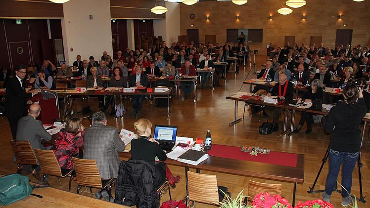 Von 100 Delegierten aus ganz Unterfranken waren 100 gekommen, auch um den Landesvorsitzenden Florian Pronold (links am Mikrofon) zu hören.