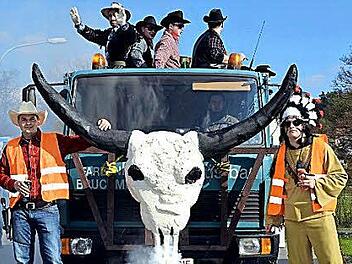 Ordentlich Dampf machten diese Cowboys und Indianer beim Steinacher Faschingsumzug.  Fotos: Peter Rauch