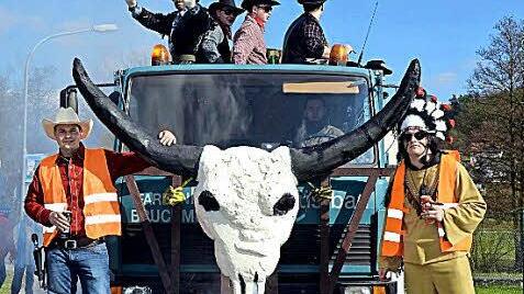 Ordentlich Dampf machten diese Cowboys und Indianer beim Steinacher Faschingsumzug.  Fotos: Peter Rauch