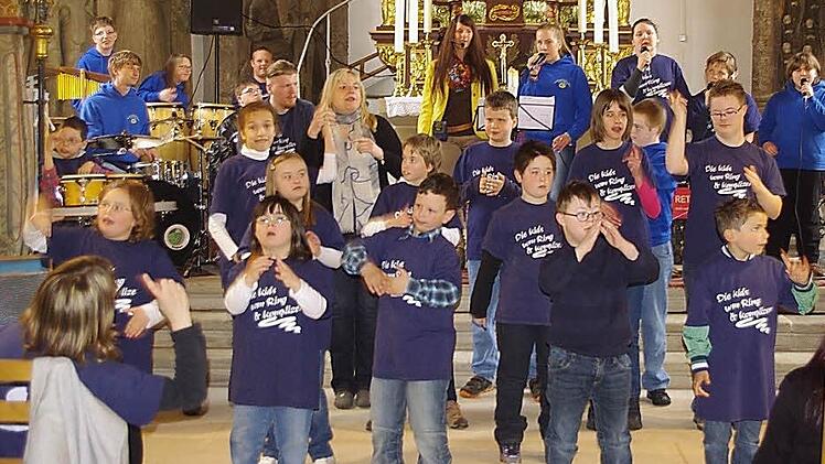 Die "Kids vom Ring" gestalteten ein Mitmachkonzert in Schmölz.  Foto: Heike Schülein