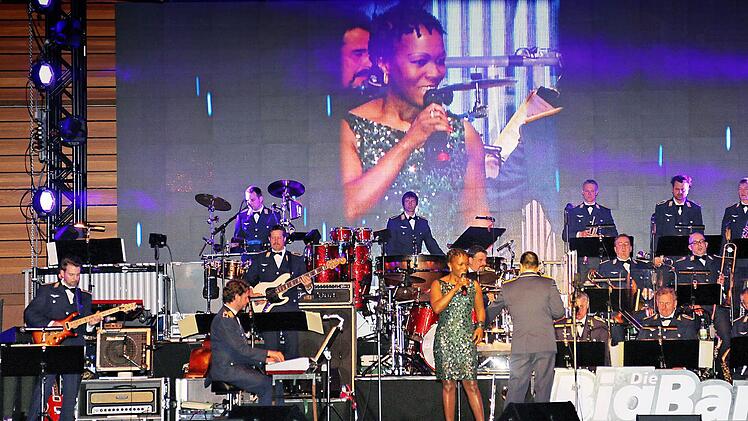Die Bigband der Bundeswehr in der Münnerstädter Mehrzweckhalle. Foto: Dieter Britz