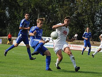 Früher am Ball: Philipp Müller (TSV Münnerstadt) klärt vor dem Gerolzhofener Fabian Mack. Foto: Hopf
