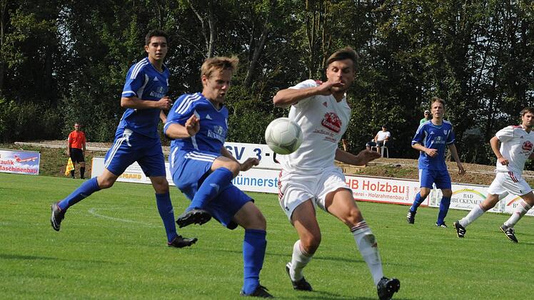 Früher am Ball: Philipp Müller (TSV Münnerstadt) klärt vor dem Gerolzhofener Fabian Mack. Foto: Hopf