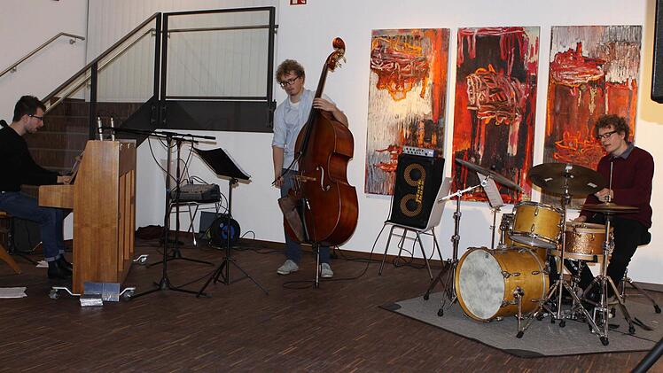 Das Trio "moment's concept" erntete beim Auftritt in der Galerie des Kreiskulturraums viel Beifall. Foto: Michael Wunder