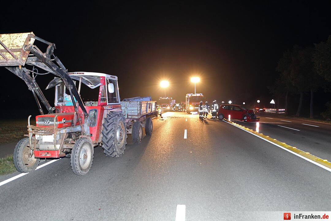 Kleinwagen fährt ungebremst gegen Traktor