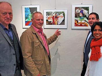 Die Ausstellung "Varieté-Besuch" mit 55 Fotos von Lothar Nöth (zweiter von  links) wurde im Deutschordensschloss eröffnet. Bei der Vernissage sprachen  Bürgermeister Helmut Blank (links) und Museumsleiter Björn Hein (zweiter  von rechts). Ganz rechts Kultourismus-Chefin Inge Bulheller. Dieter  Britz