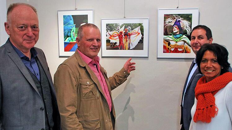 Die Ausstellung "Varieté-Besuch" mit 55 Fotos von Lothar Nöth (zweiter von  links) wurde im Deutschordensschloss eröffnet. Bei der Vernissage sprachen  Bürgermeister Helmut Blank (links) und Museumsleiter Björn Hein (zweiter  von rechts). Ganz rechts Kultourismus-Chefin Inge Bulheller. Dieter  Britz