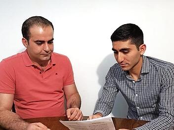 Haitham Mannan (rechts) hilft seinem Cousin Noureldeen dabei, ein Dokument vom Deutschen ins Arabische zu übersetzen.  Foto: privat