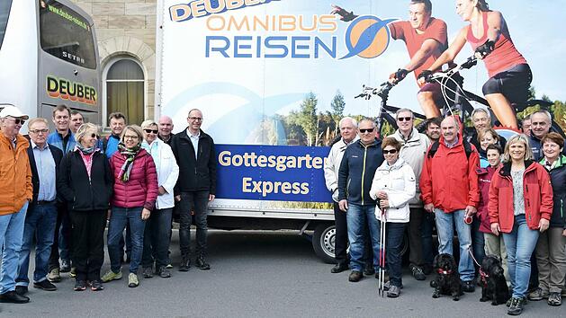 Viel Prominenz war mit dabei, als die Freizeitlinie "Gottesgartenexpress" am 1. Mai ihren offiziellen Betrieb aufnahm. Foto: Dietzer Radziej