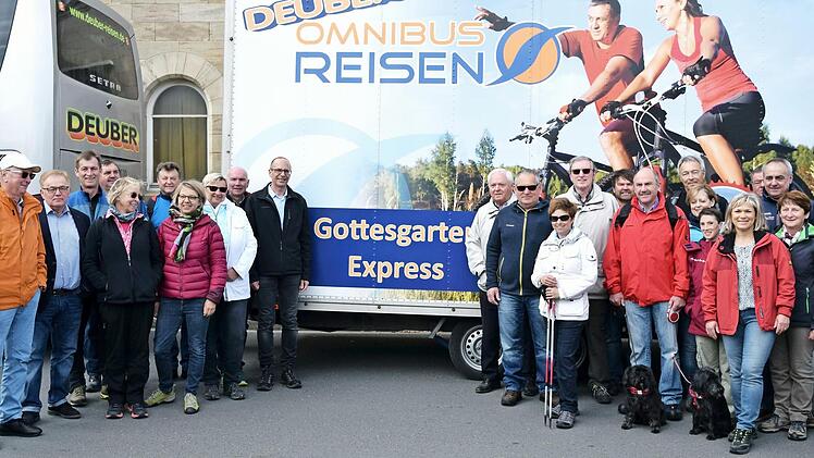 Viel Prominenz war mit dabei, als die Freizeitlinie "Gottesgartenexpress" am 1. Mai ihren offiziellen Betrieb aufnahm. Foto: Dietzer Radziej