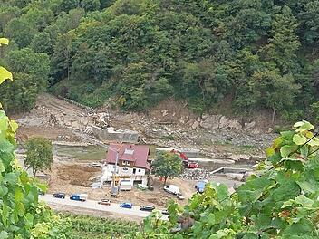 Blick von den Weinbergen in den zerstörten Ort Marienthal im Ahrtal