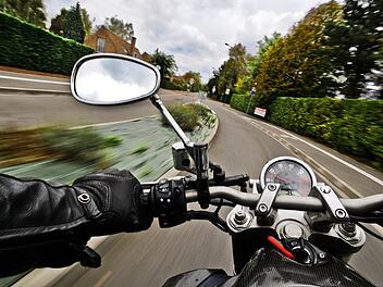 Der 59-j&auml;hrige Motorradfahrer wollte ein Auto &uuml;berholen, als sein Hinterreifen wegrutschte.