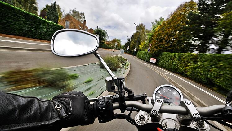 Der 59-j&auml;hrige Motorradfahrer wollte ein Auto &uuml;berholen, als sein Hinterreifen wegrutschte.