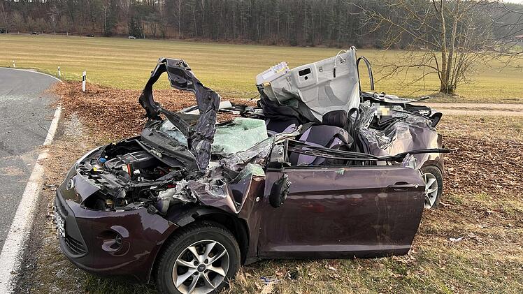 Schwerer Unfall auf Staatsstraße: Auto nach Kollision mit Lastwagen massiv beschädigt