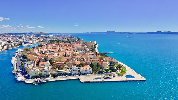 Dronen-Aufnahme von der kroatischen Küstenstadt Zadar