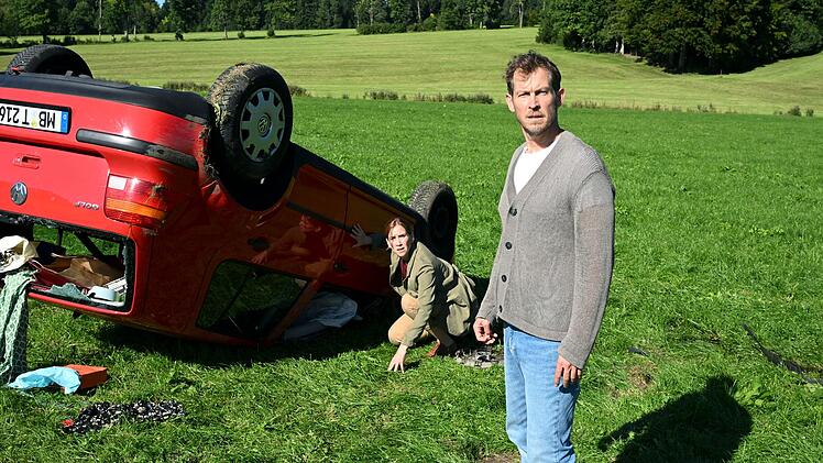 Ava haut ab und trampt im Auto von Heidrun Niedermayer. Als diese einem Reh ausweicht, kommt es zum tragischen Unfall. Ausgerechnet Avas Eltern ((Lena D&ouml;rrie und Mike Gartner) sind als erste an der Unfallstelle.