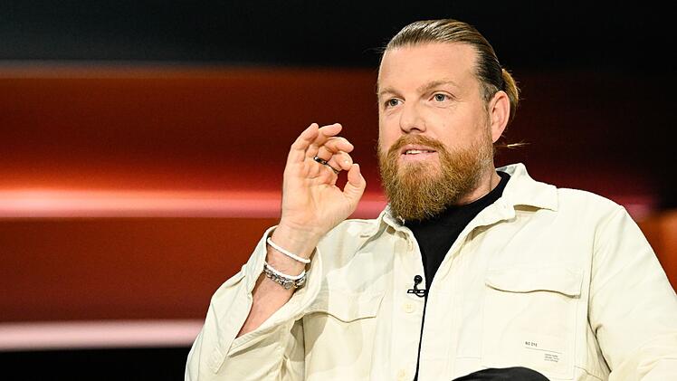 Fu&szlig;ball-Experte Lucas Vogelsang warnte bei "Markus Lanz" vor den politischen Folgen, die das Turnier haben k&ouml;nnte.
