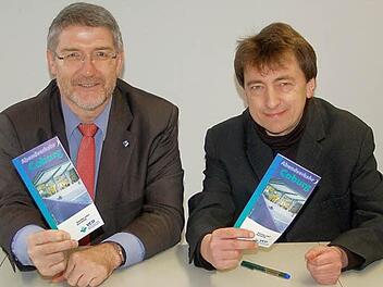 In Zusammenarbeit mit der bayerischen Eisenbahngesellschaft und der Arbeitsgemeinschaft ÖPNV hat der VCD einen Flyer erarbeitet, der über den Abendverkehr nach 22 Uhr informiert. Landrat Michael Busch und Gerd Weibelzahl stellten das Angebot am Mittwoch vor.  Foto: Gabi Arnold
