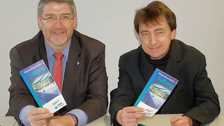 In Zusammenarbeit mit der bayerischen Eisenbahngesellschaft und der Arbeitsgemeinschaft ÖPNV hat der VCD einen Flyer erarbeitet, der über den Abendverkehr nach 22 Uhr informiert. Landrat Michael Busch und Gerd Weibelzahl stellten das Angebot am Mittwoch vor.  Foto: Gabi Arnold