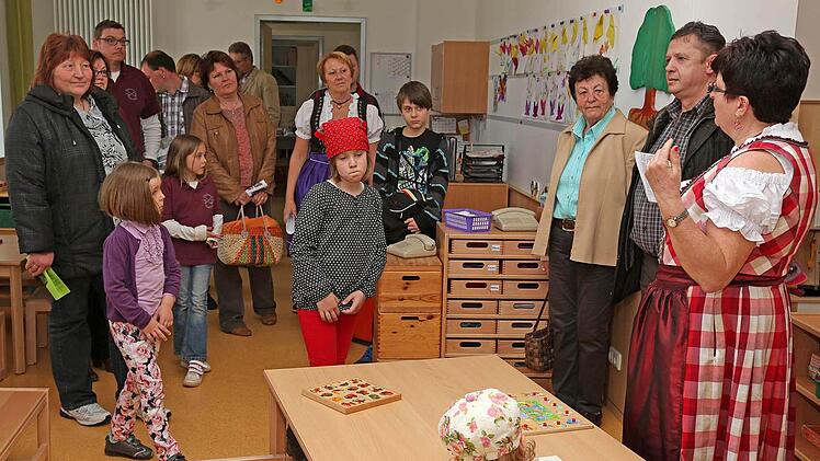 Gerne besichtigten die Eltern die neuen Räume.