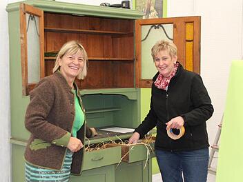 Henriette Dornberger (links) und Karin Bohl bereiteten am Mittwoch schon den gemeinsamen Stand der Direktvermarkter in der Landwirtschaftshalle (1/2) vor. Foto: Simone Bastian