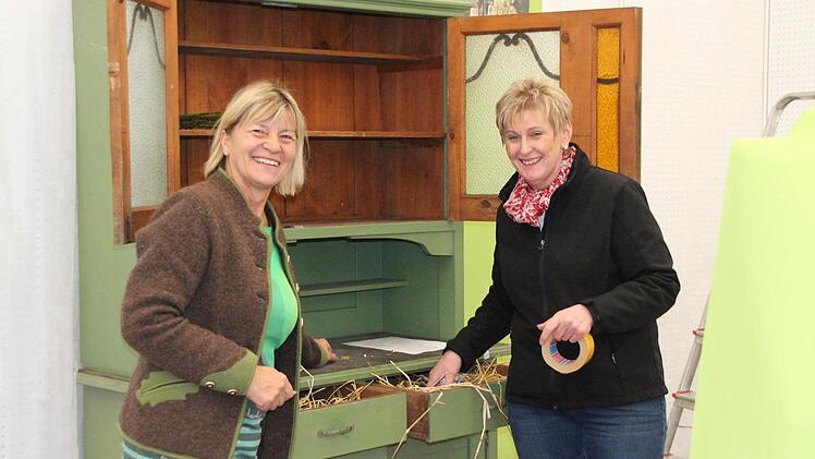 Henriette Dornberger (links) und Karin Bohl bereiteten am Mittwoch schon den gemeinsamen Stand der Direktvermarkter in der Landwirtschaftshalle (1/2) vor. Foto: Simone Bastian