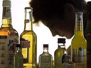 Wenn Alkohol zum Problem wird: Im mehr volltrunkene Jugendliche aus dem Landkreis landen in den Krankenhäusern  Foto: Jens Büttner dpa/lsw