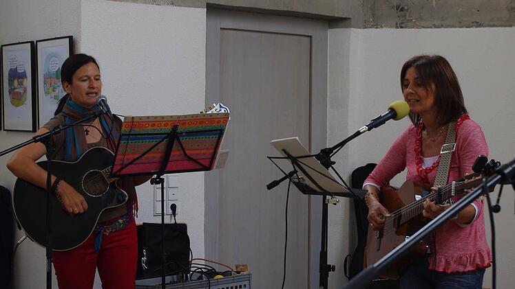 Die musikalische Umrahmung der Ausstellung lag in Händen des Duos "Flair" - (von links) Ute Fischer Petersohn und Alexandra Förtsch.