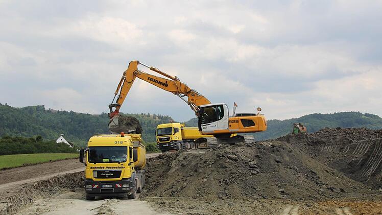30.000 Kubikmeter Erde werden abgetragen, um den Baugrund für den neuen Verbrauchermarkt auf das Niveau der Bundesstraße 303 zu bringen. Foto: Matthias Beetz