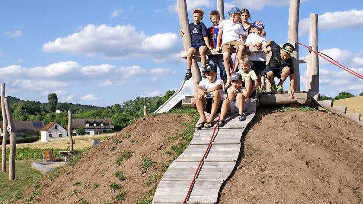 Da fühlen sich die Kinder wohl: Gemeinschaftserlebnis auf dem neuen Spielplatz Foto: Renate Neubecker