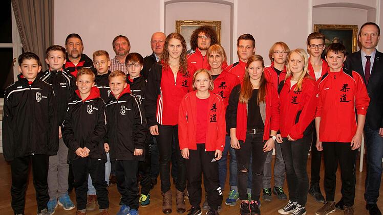 Die erfolgreichen Mannschaftssportler mit ihren Betreuern, Drittem Bürgermeister Peter Klein (Siebter von links) und dem Eltmanner Bürgermeister Michael Ziegler (rechts).  Fotos: Günther Geiling (2)/privat