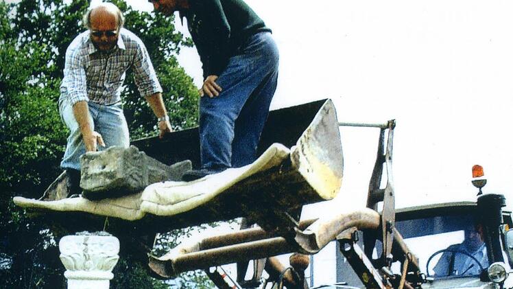 Zusammen mit einem Arbeiter vom Stadtbauamt Kronach stellte der damalige Kreisheimatpfleger Roland Graf (links) den renovierten Marter wieder auf.  Foto: privat