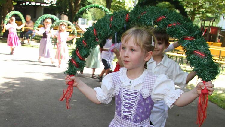 Der Lindentanz der Paul-Gerhardt-Kinder war der Höhepunkt des Festes der Begegnung: Die Kinder hatten Dirndl und Lederhosen angezogen - auch die syrischen Kinder