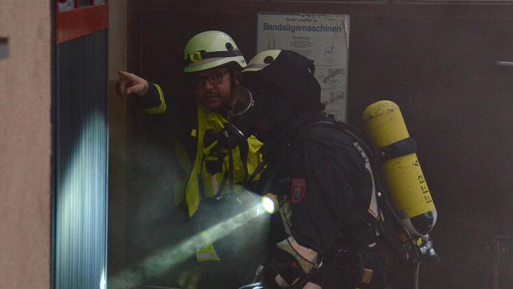Einsatzleiter Ariel Karwacki weist hier einen Atemschutzgeräteträger an.  Foto: Kathrin Kupka-Hahn