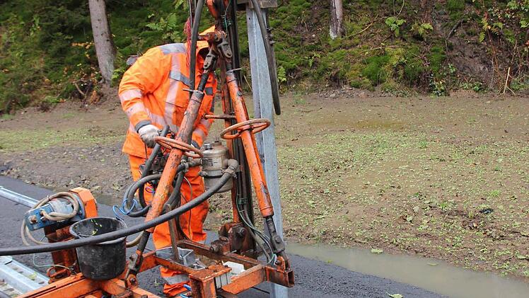 Die Stützen der Leitplanken werden in den Boden gerammt.  Foto: Friedwald Schedel