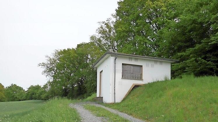 Der Hochbehälter in Hain/Weides wurde vom Bauausschuss begutachtet. Fotos: Gemeinde