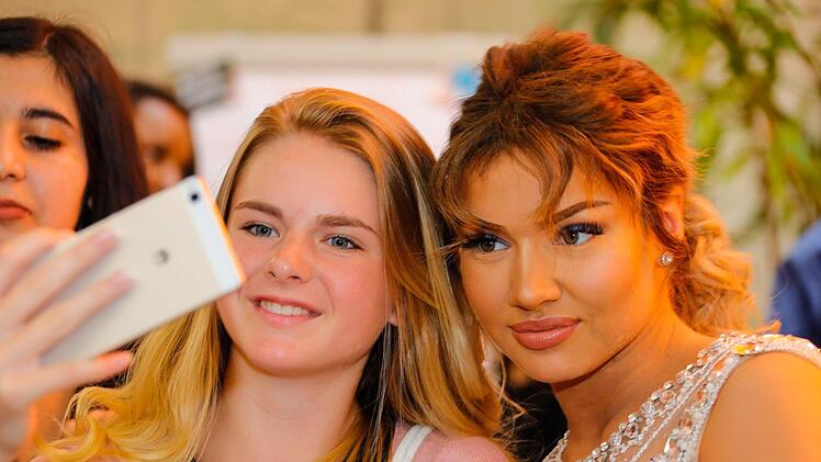 Stargast Shirin David nahm sich Zeit für ihre Fans. Foto: Matthias Hoch