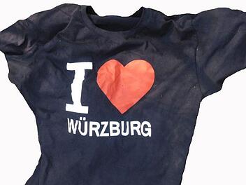 Das aufgefunden T-Shirt mit dem Aufdruck "I love Würzburg": Gehört das Kleidungsstück dem Brandstifter von Marktredwitz? Die Polizei bittet um Hinweise, eine Belohnung von 5000 Euro wurde ausgesetzt. Foto: Polizei