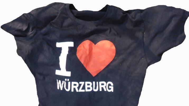 Das aufgefunden T-Shirt mit dem Aufdruck "I love Würzburg": Gehört das Kleidungsstück dem Brandstifter von Marktredwitz? Die Polizei bittet um Hinweise, eine Belohnung von 5000 Euro wurde ausgesetzt. Foto: Polizei