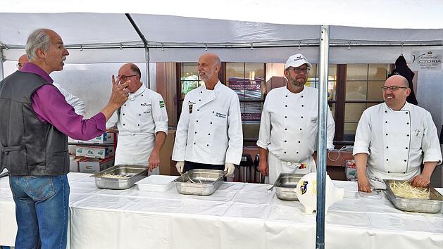 Gleich geht's los: Oberbürgermeister Kay Blankenburg (Mitte) wartet mit Kissinger Köchen auf den Spargel. Foto: Alexander Mathes
