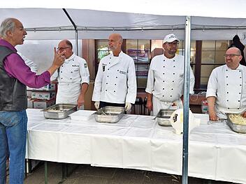 Gleich geht's los: Oberbürgermeister Kay Blankenburg (Mitte) wartet mit Kissinger Köchen auf den Spargel. Foto: Alexander Mathes