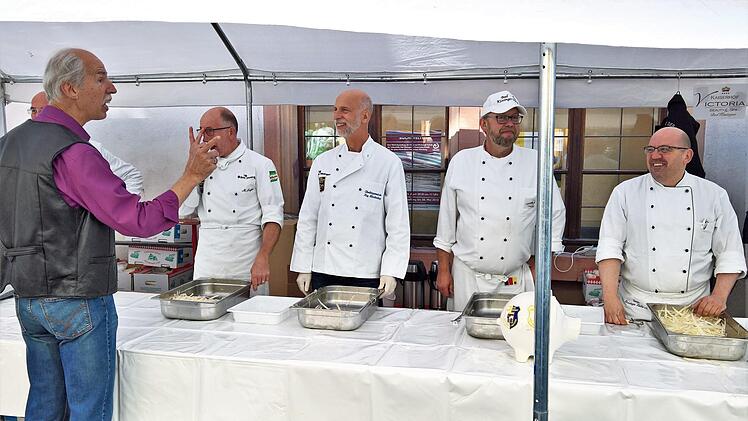 Gleich geht's los: Oberbürgermeister Kay Blankenburg (Mitte) wartet mit Kissinger Köchen auf den Spargel. Foto: Alexander Mathes