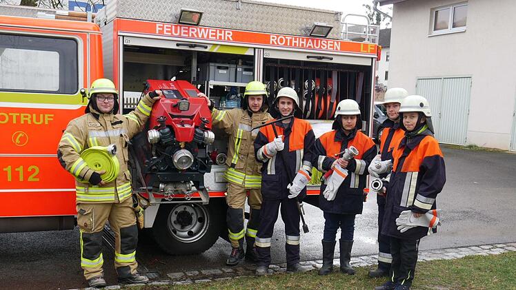 Teilnehmer der Jugendschutzübung "Rothhausen On Fire" vor dem aktuellen Feuerwehrfahrzeug. Foto: Daniel Wiener